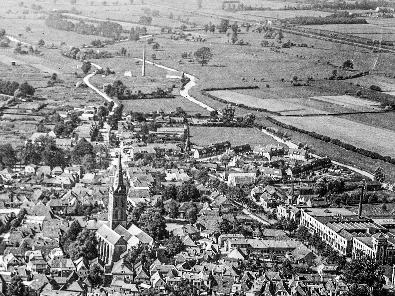 Alleen de schoorsteen bleef nog jaren staan.  (foto Aviodome Lelystad)]